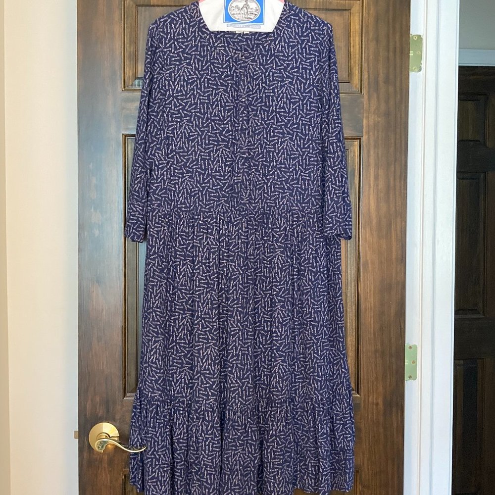 Casual tiered navy dress with arrow print